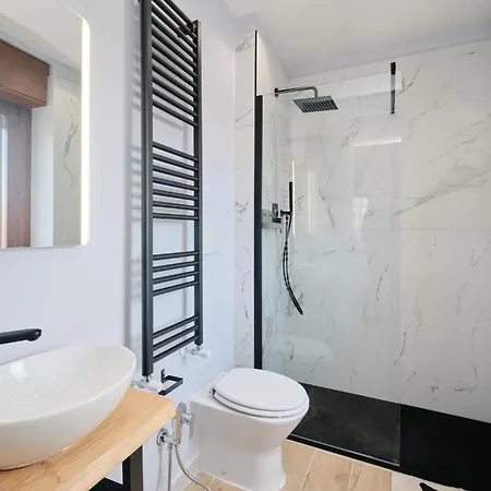 Bright 2 Min Metro B 20 Min Colosseum Private Bathroom Swimming Pool Free Parking רומא